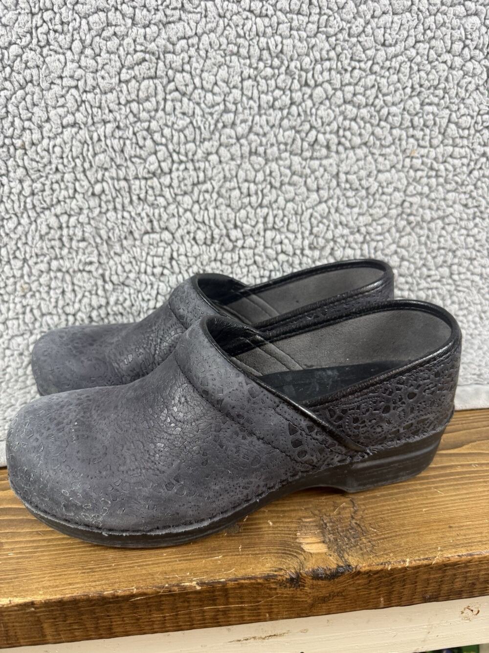 Dansko XP 2.0 Clogs EU41 Black Embossed Tooled Leather Slip Resistant